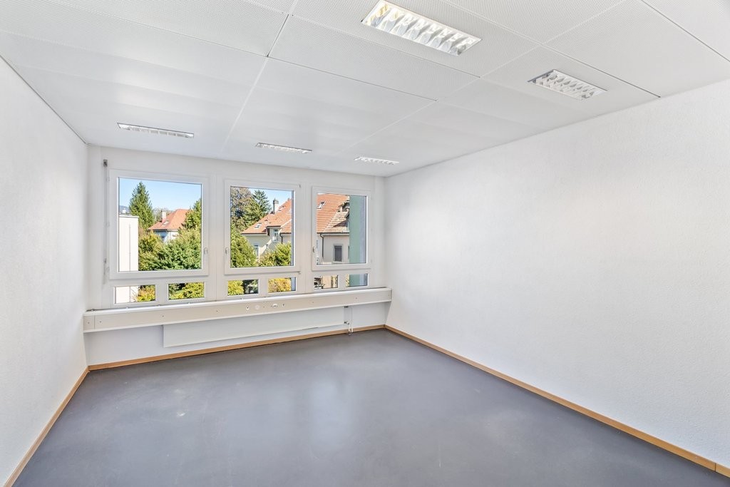 93m² office