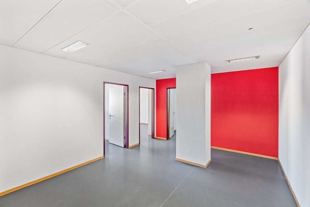 93m² office