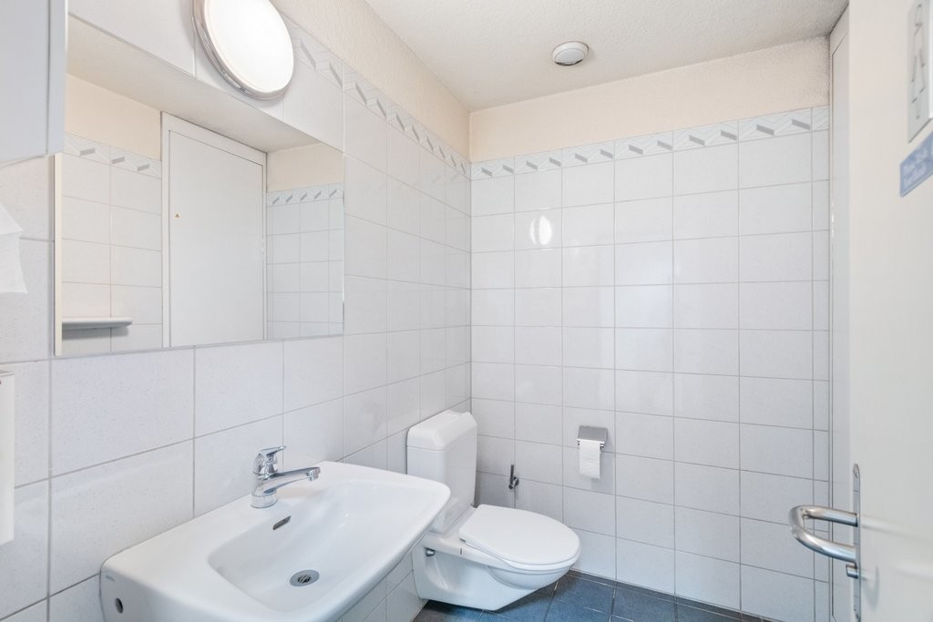93m² office