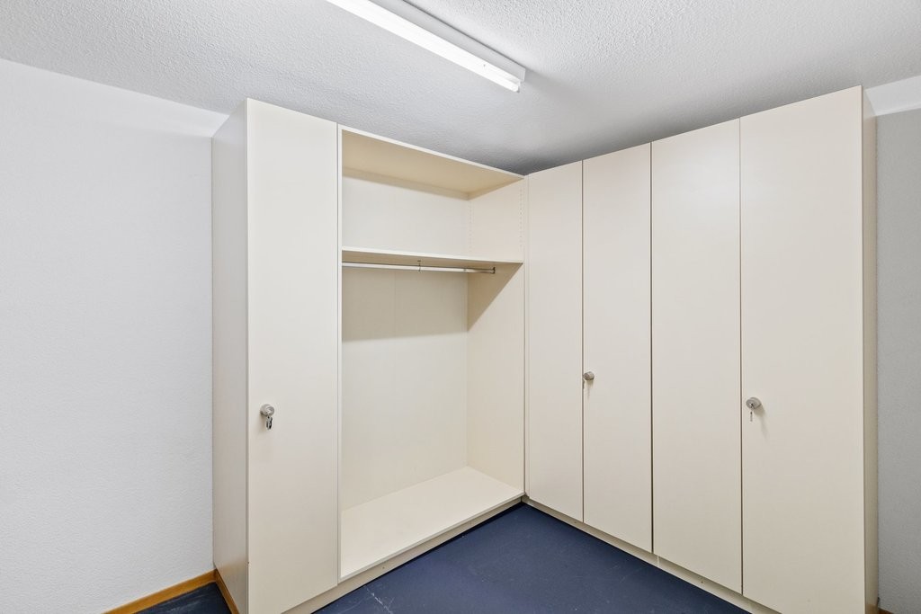 93m² office