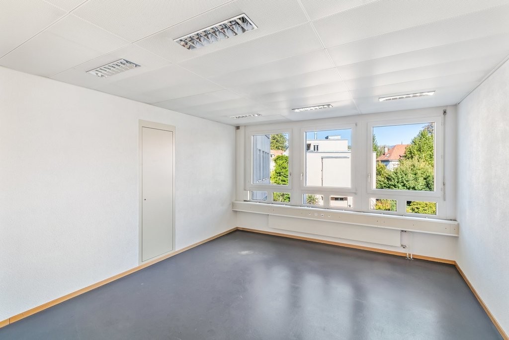 93m² office