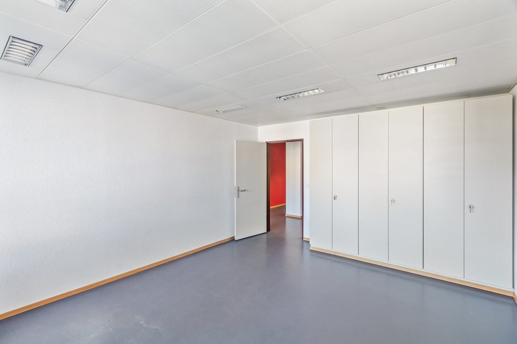 93m² office