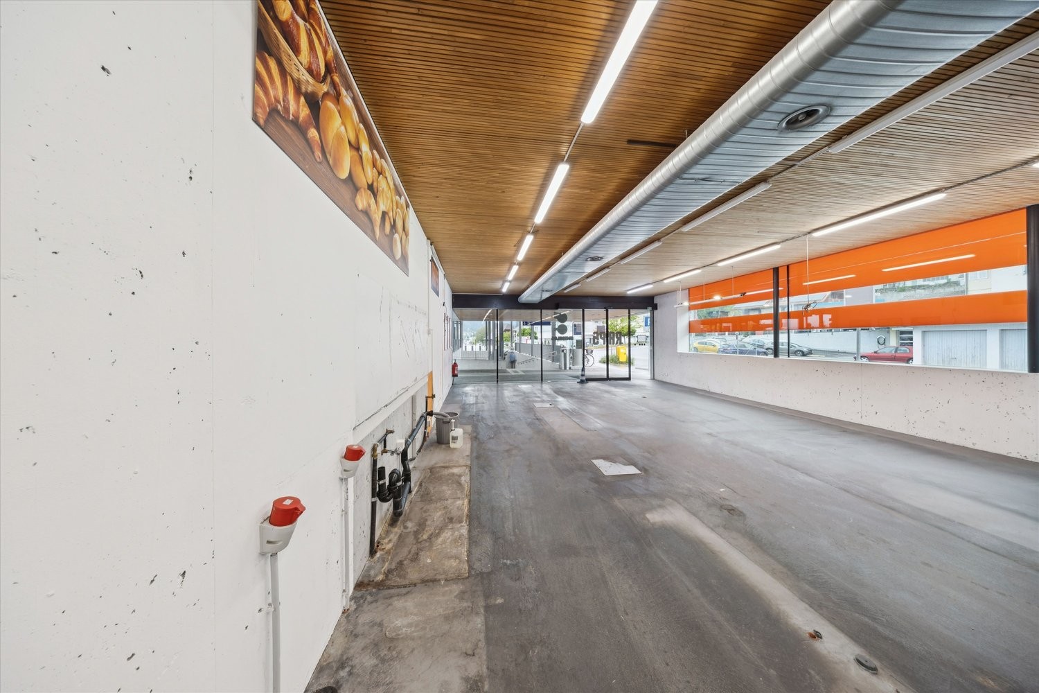 247m² shop