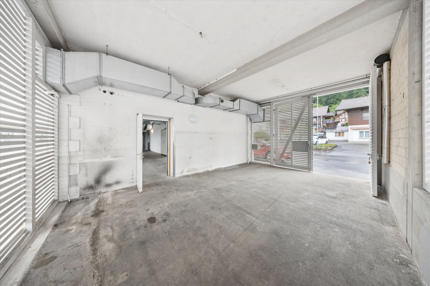247m² shop