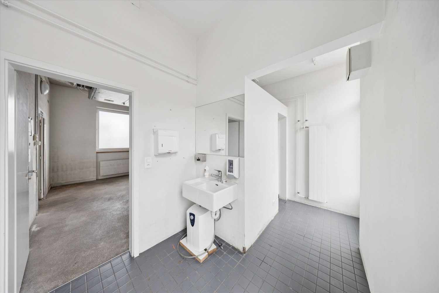 247m² shop