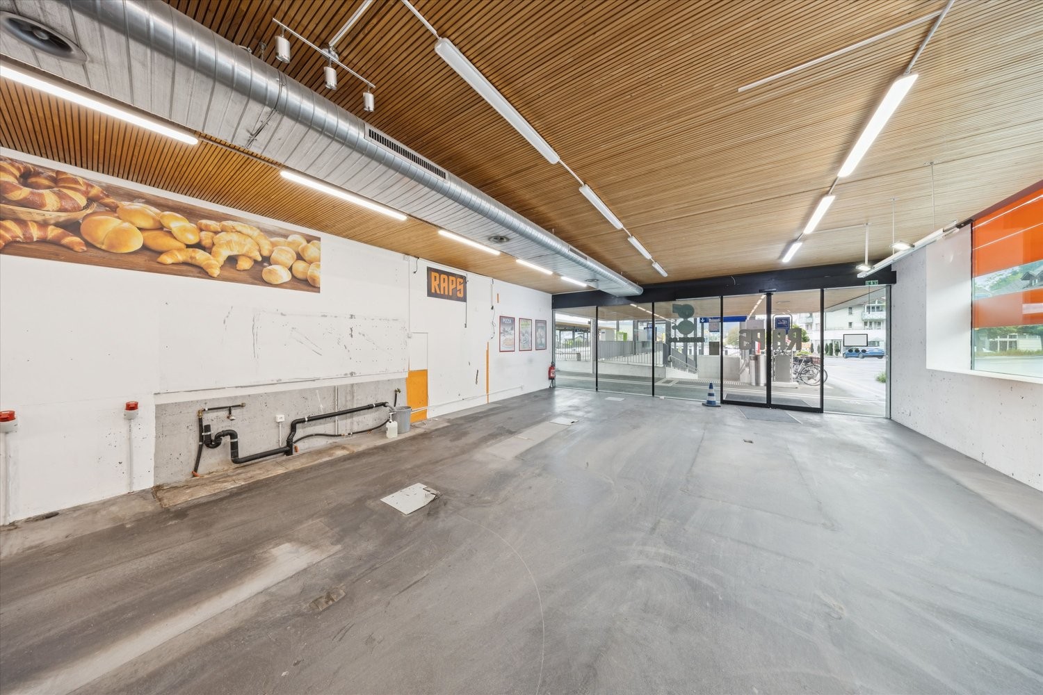 247m² shop
