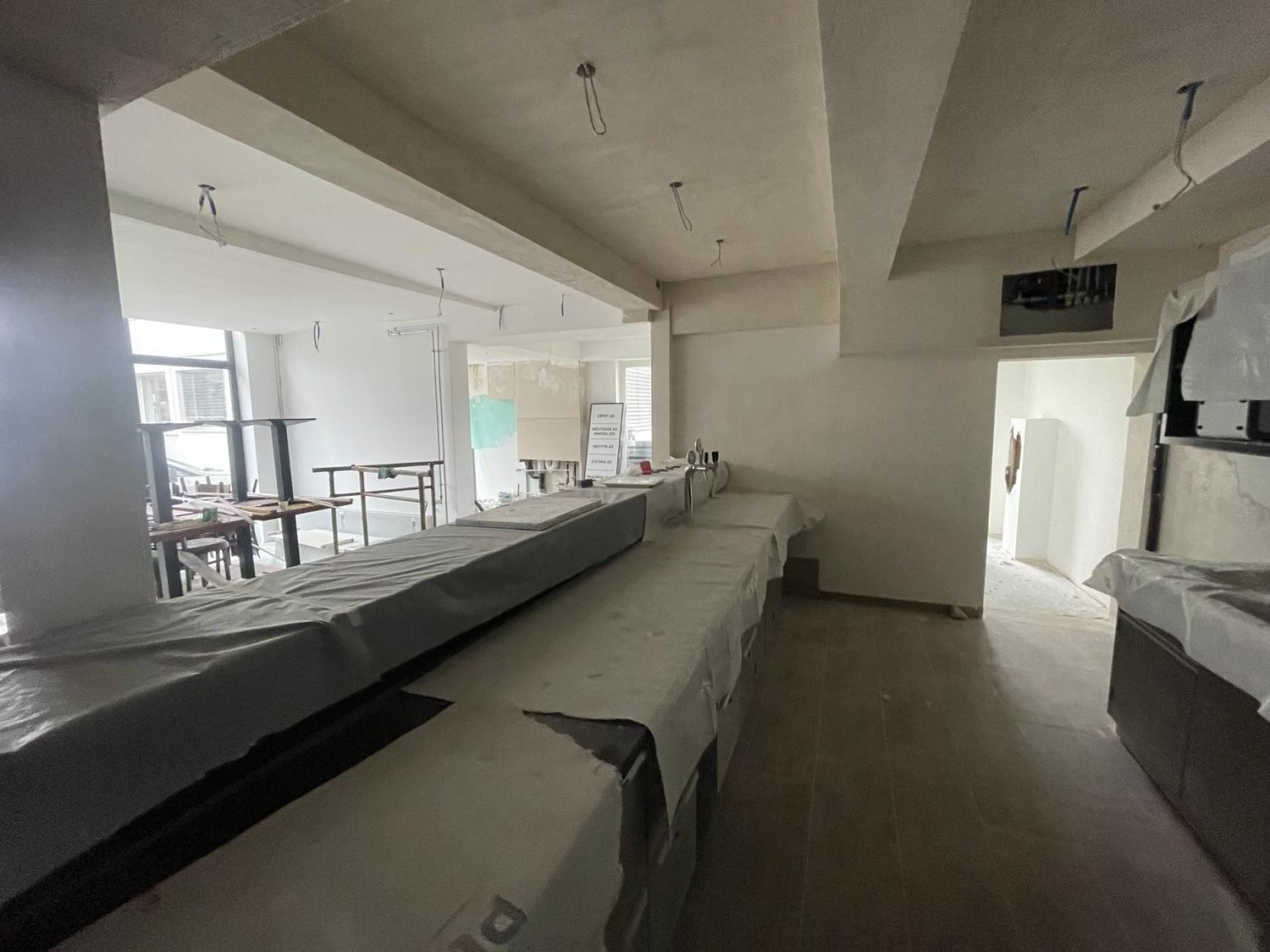 300m² bar, Foto 1 von 4