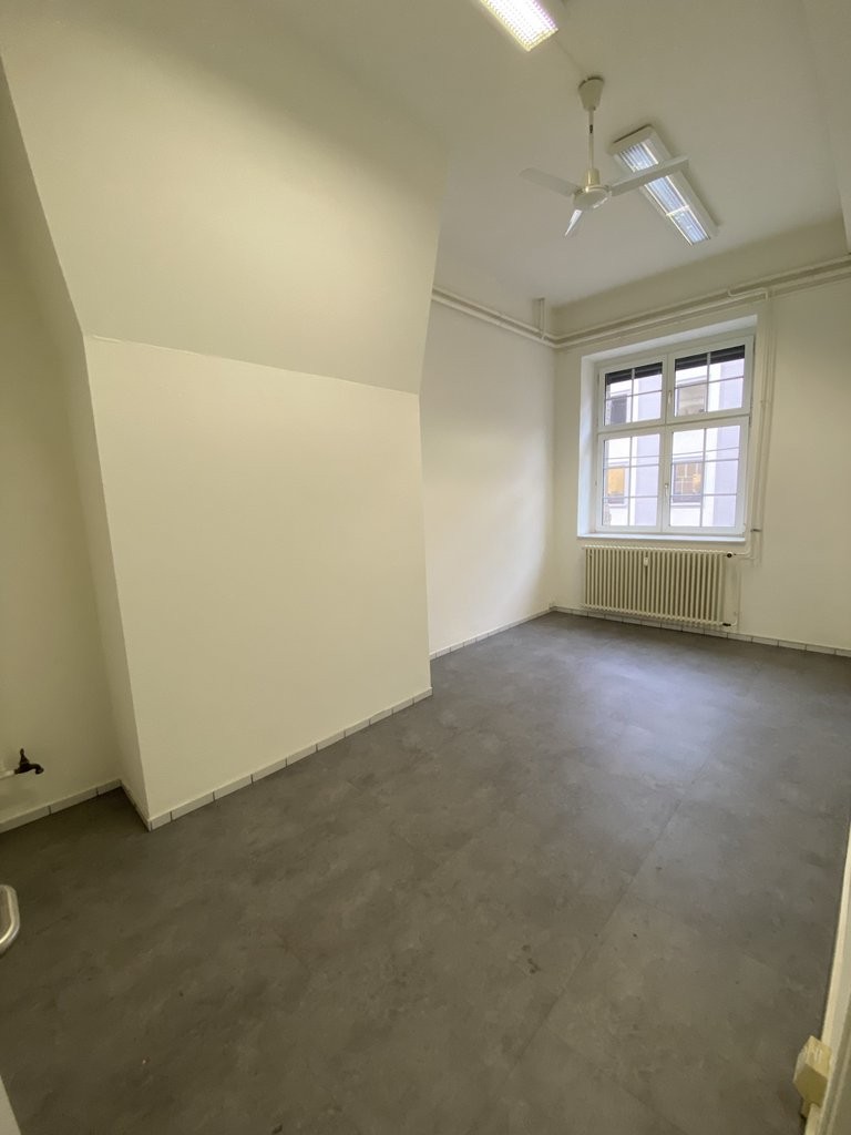 77m² office