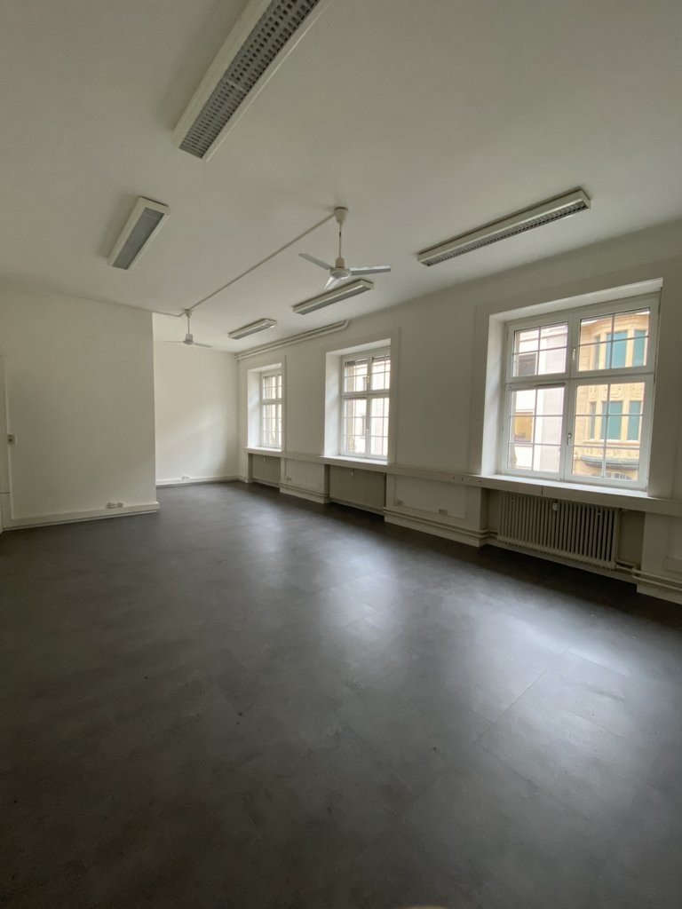 77m² office