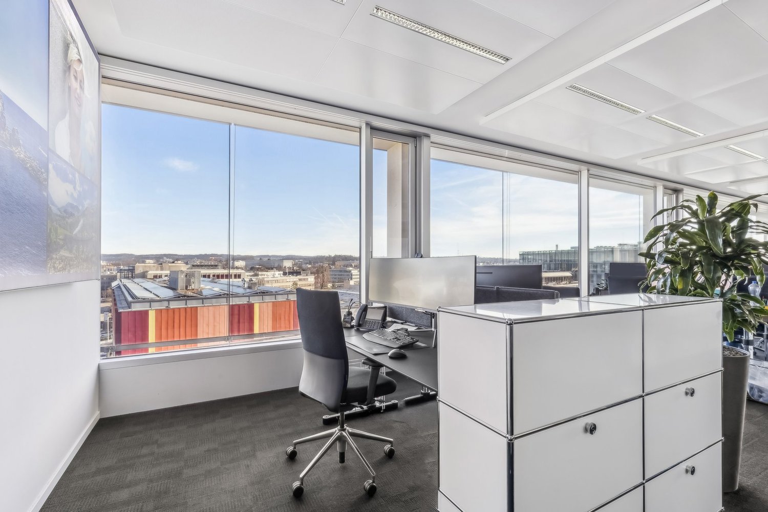 210m² office