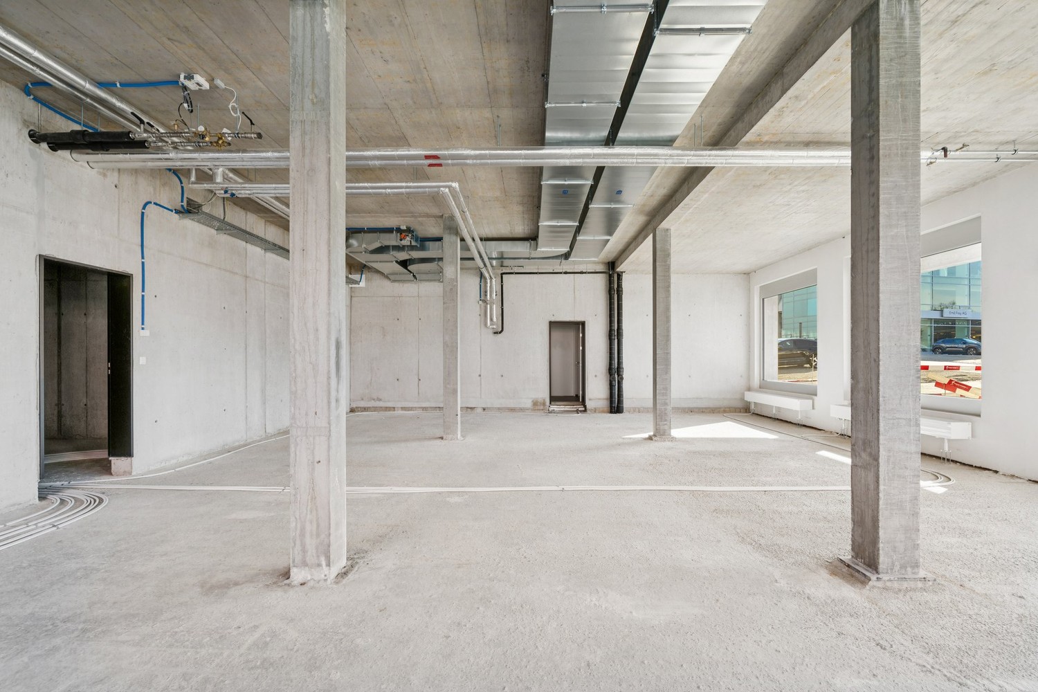 100m² shop
