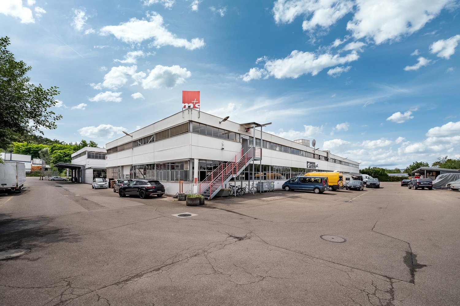 131m² commercial