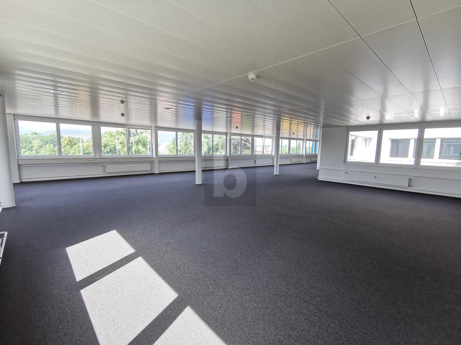 527m² office