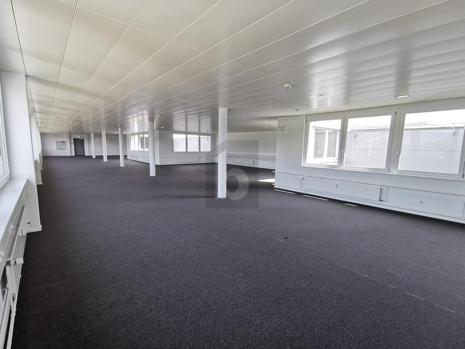 527m² office