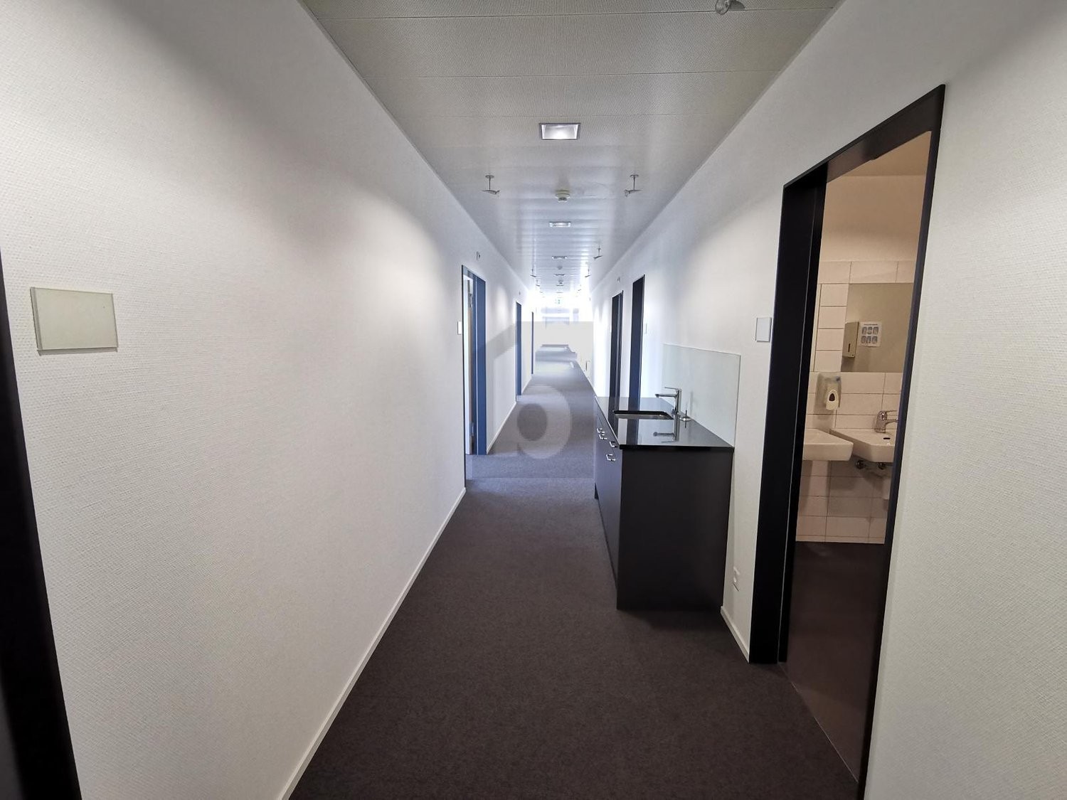 527m² office