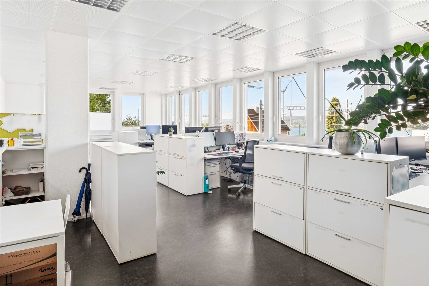 373m² office