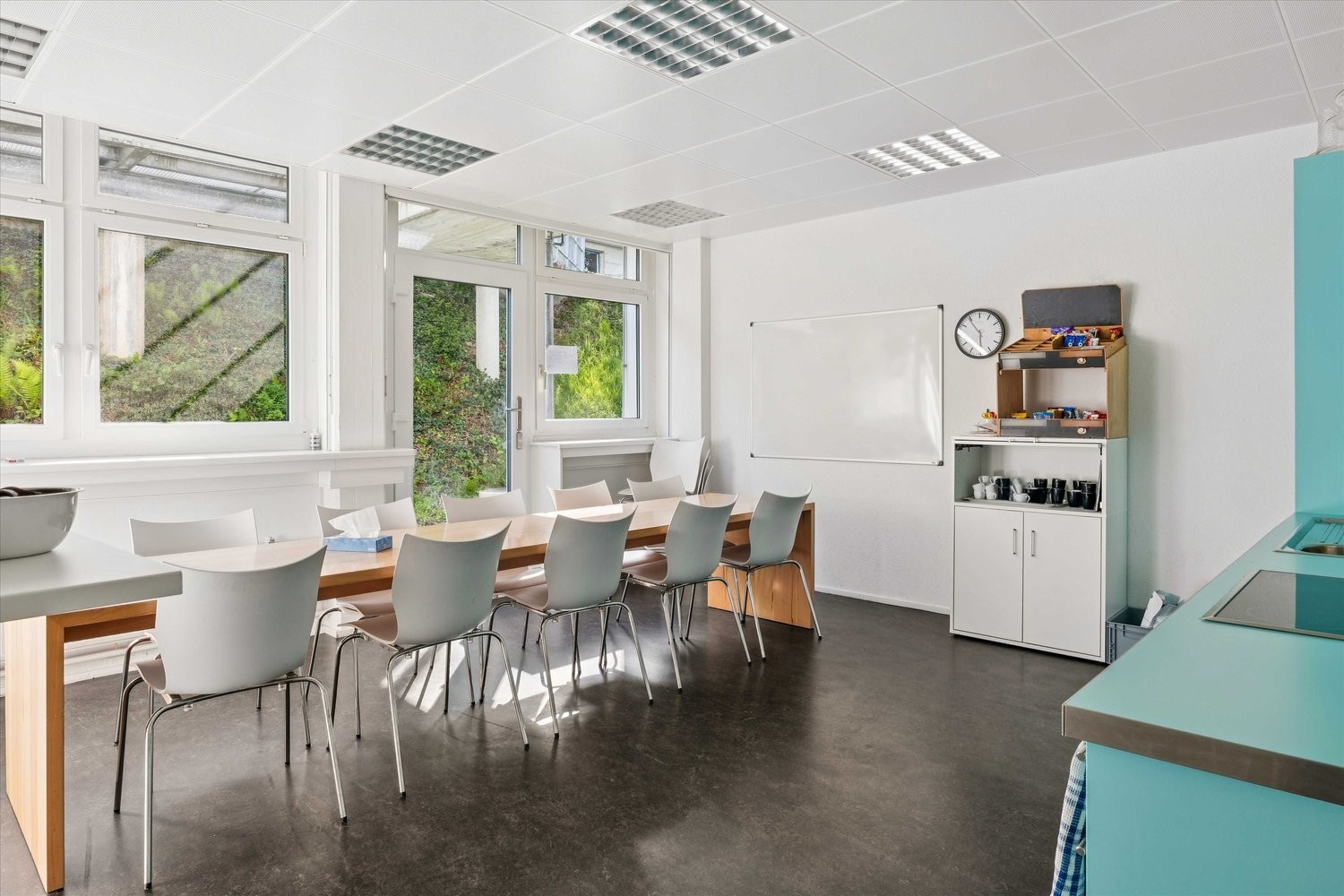 373m² office