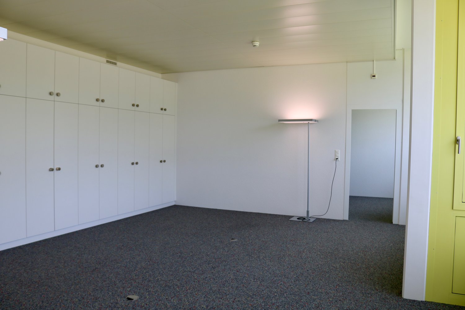100m² office