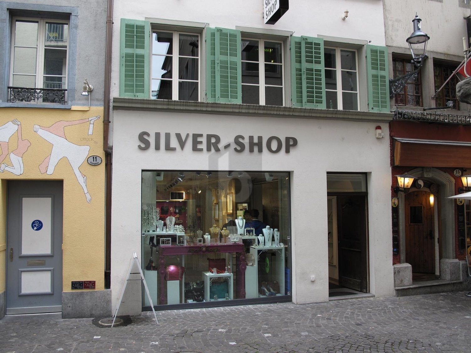315m² living / commercial building