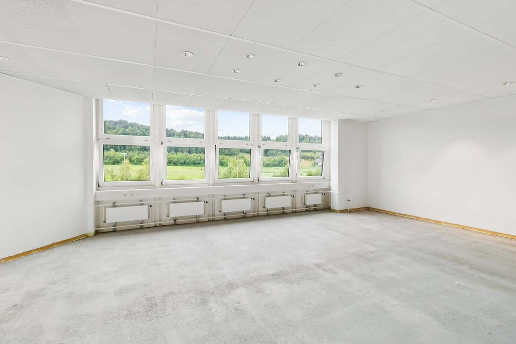 374m² office