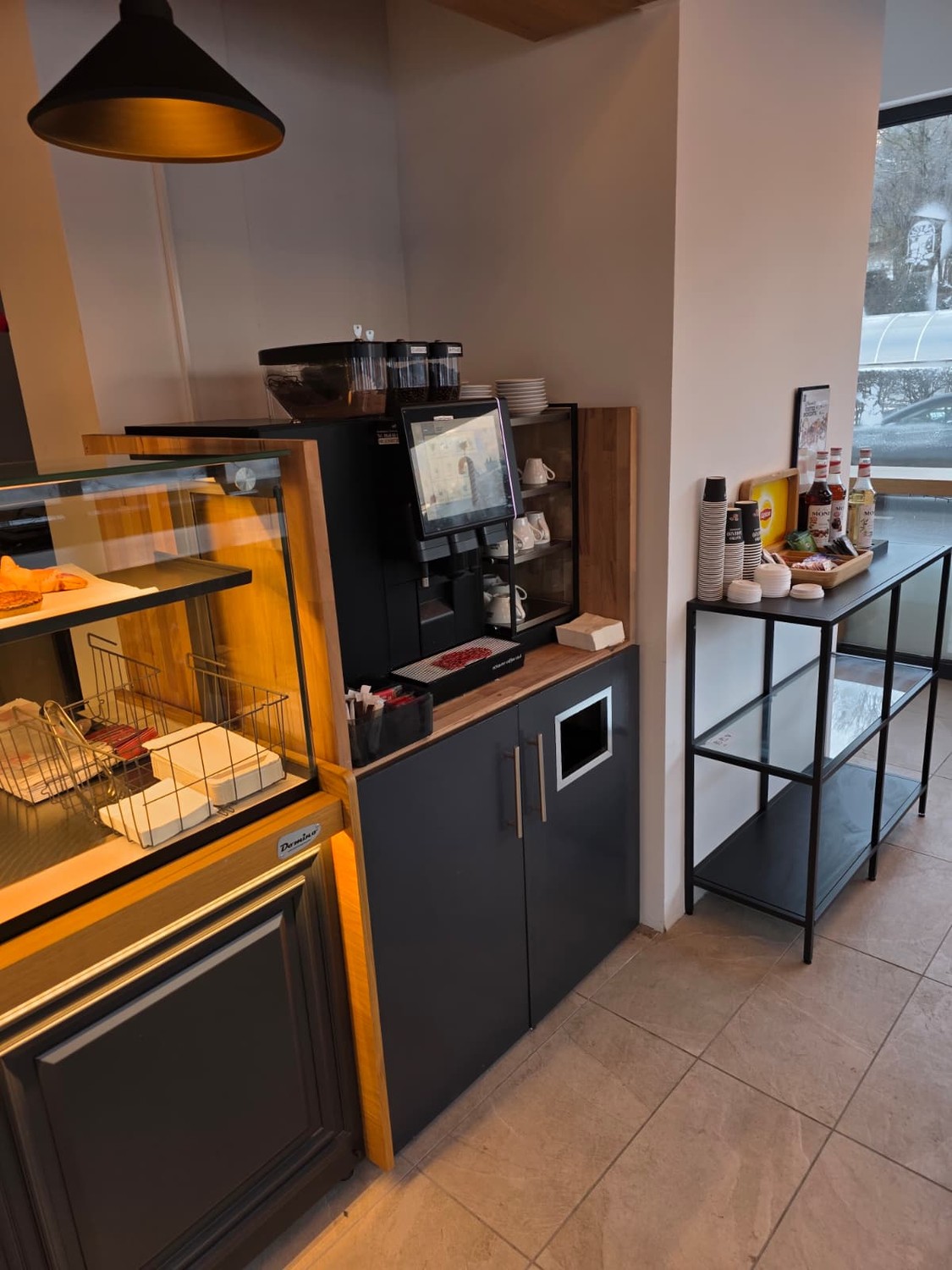 193m² shop