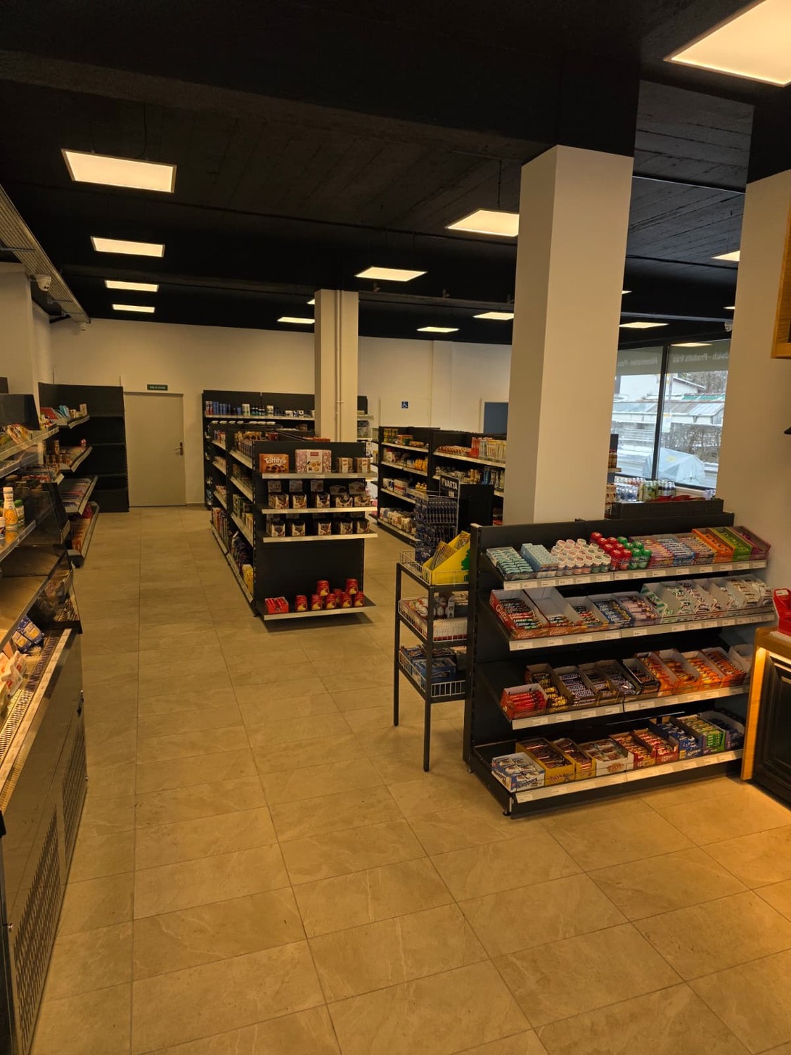 193m² shop