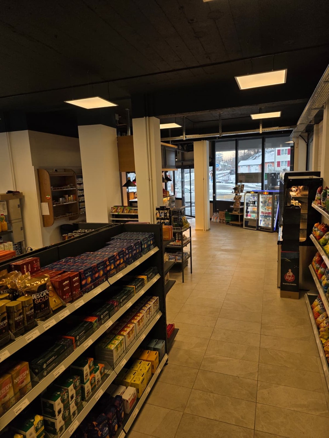 193m² shop