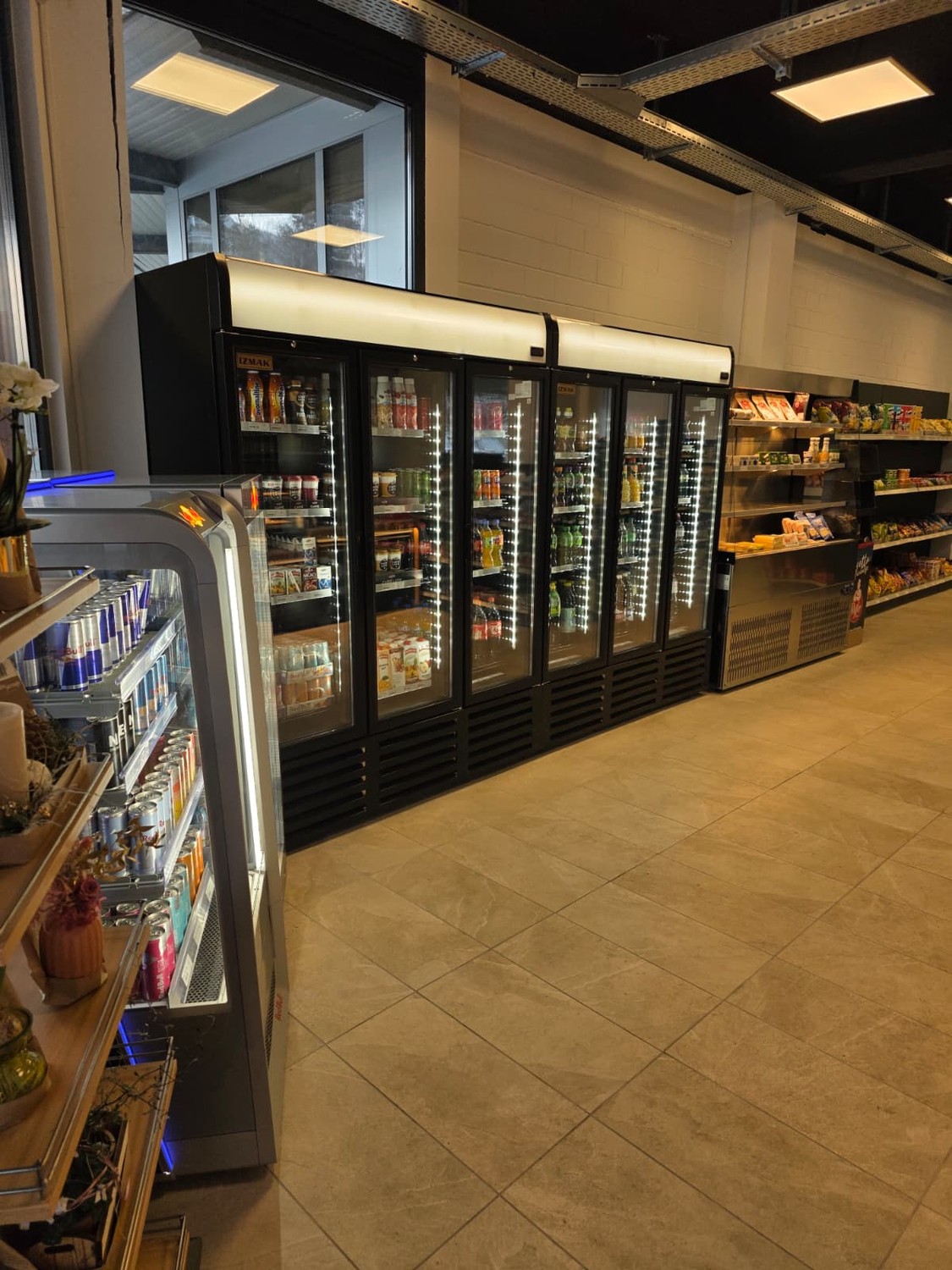 193m² shop