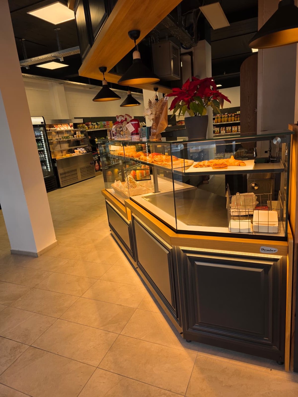 193m² shop