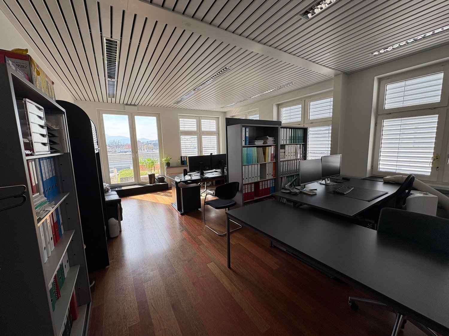 232m² office