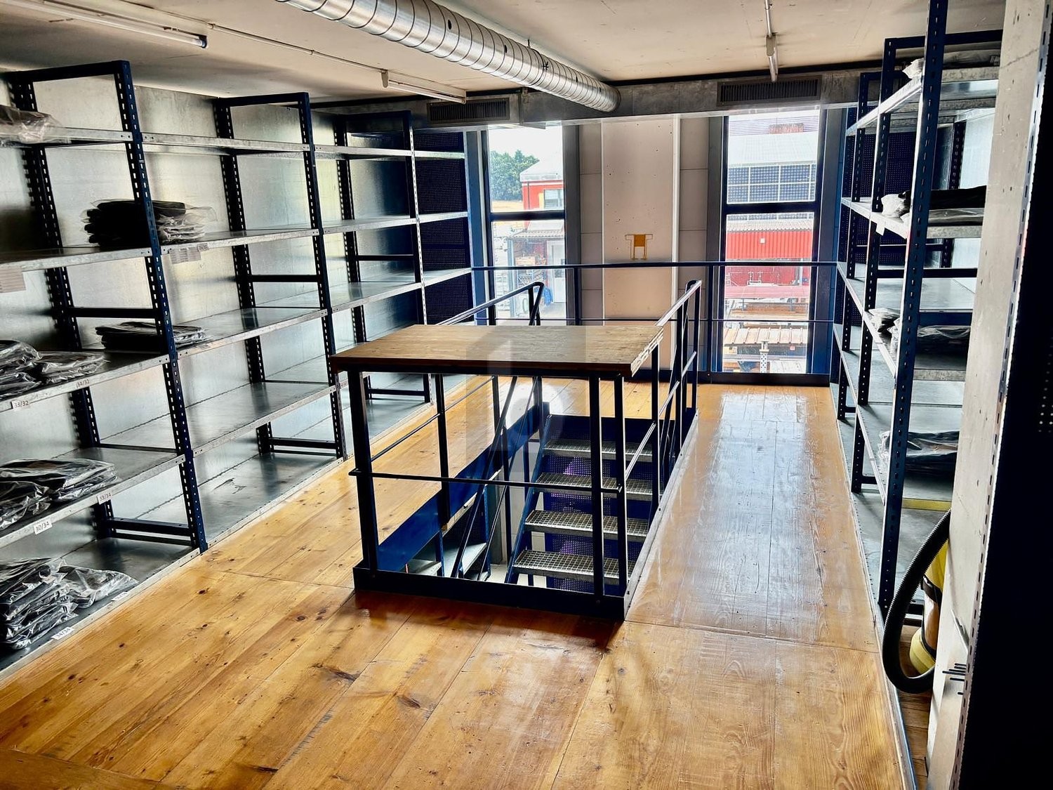 1080m² storage room