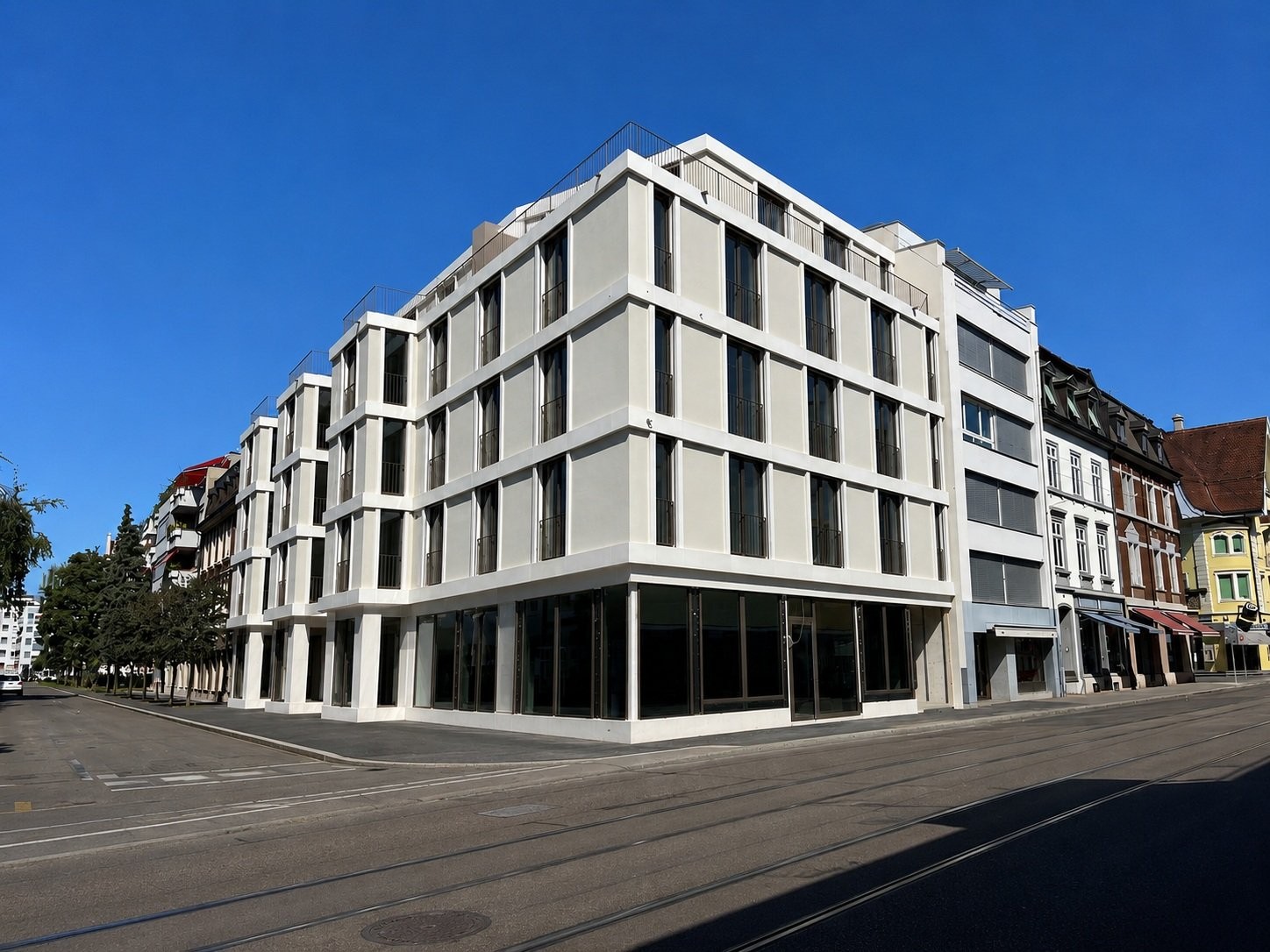 187m² shop
