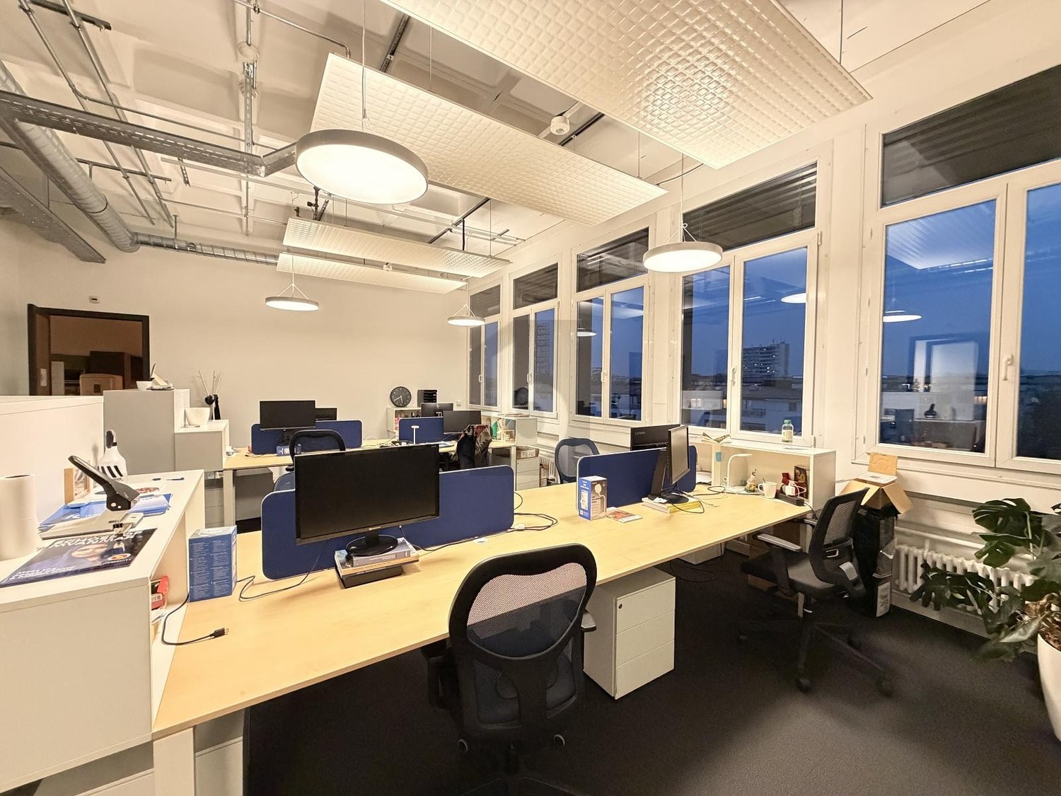 75m² Büro, Foto 1 von 4