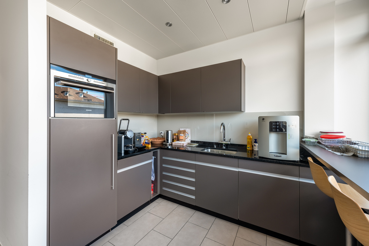 325m² office