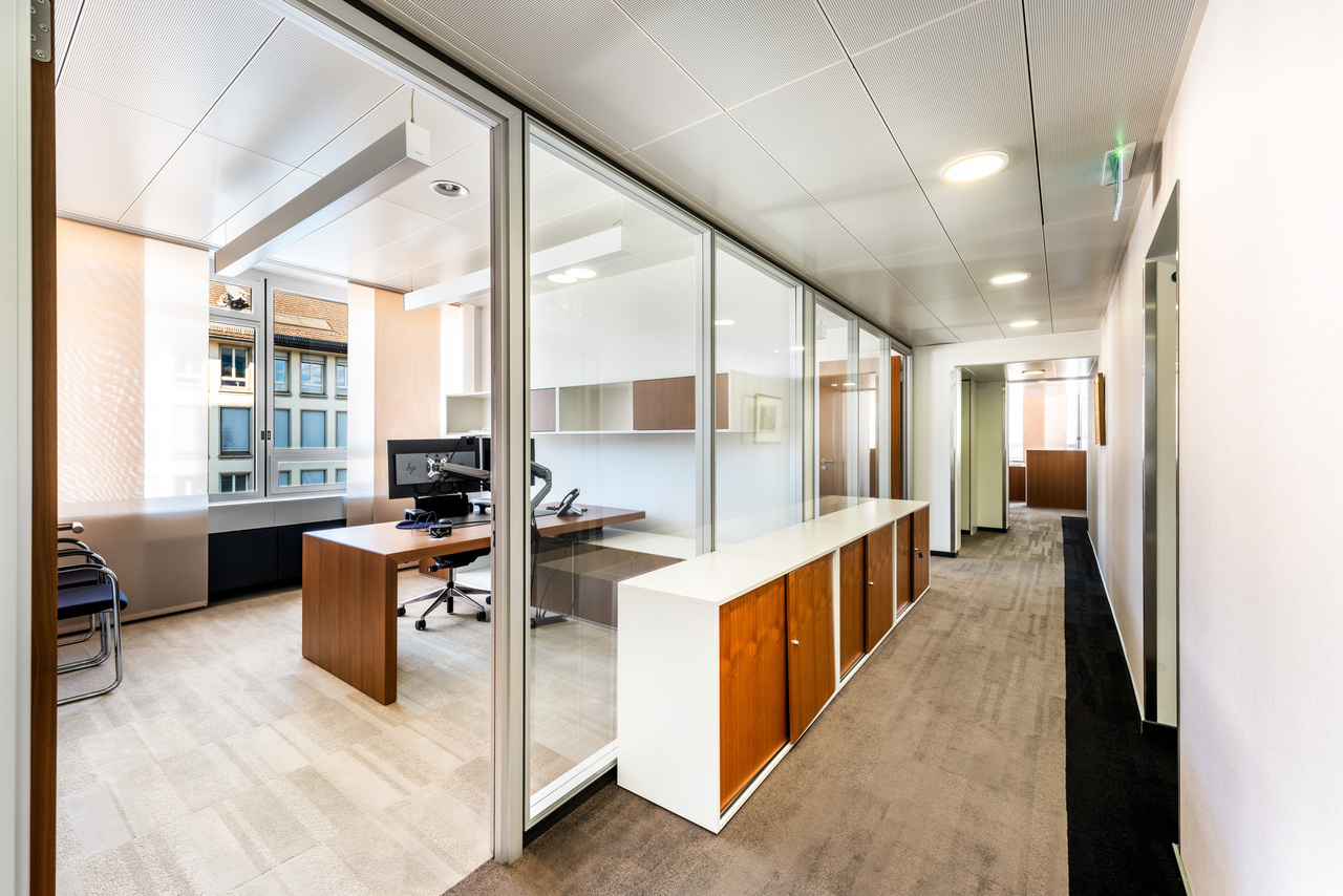 325m² office
