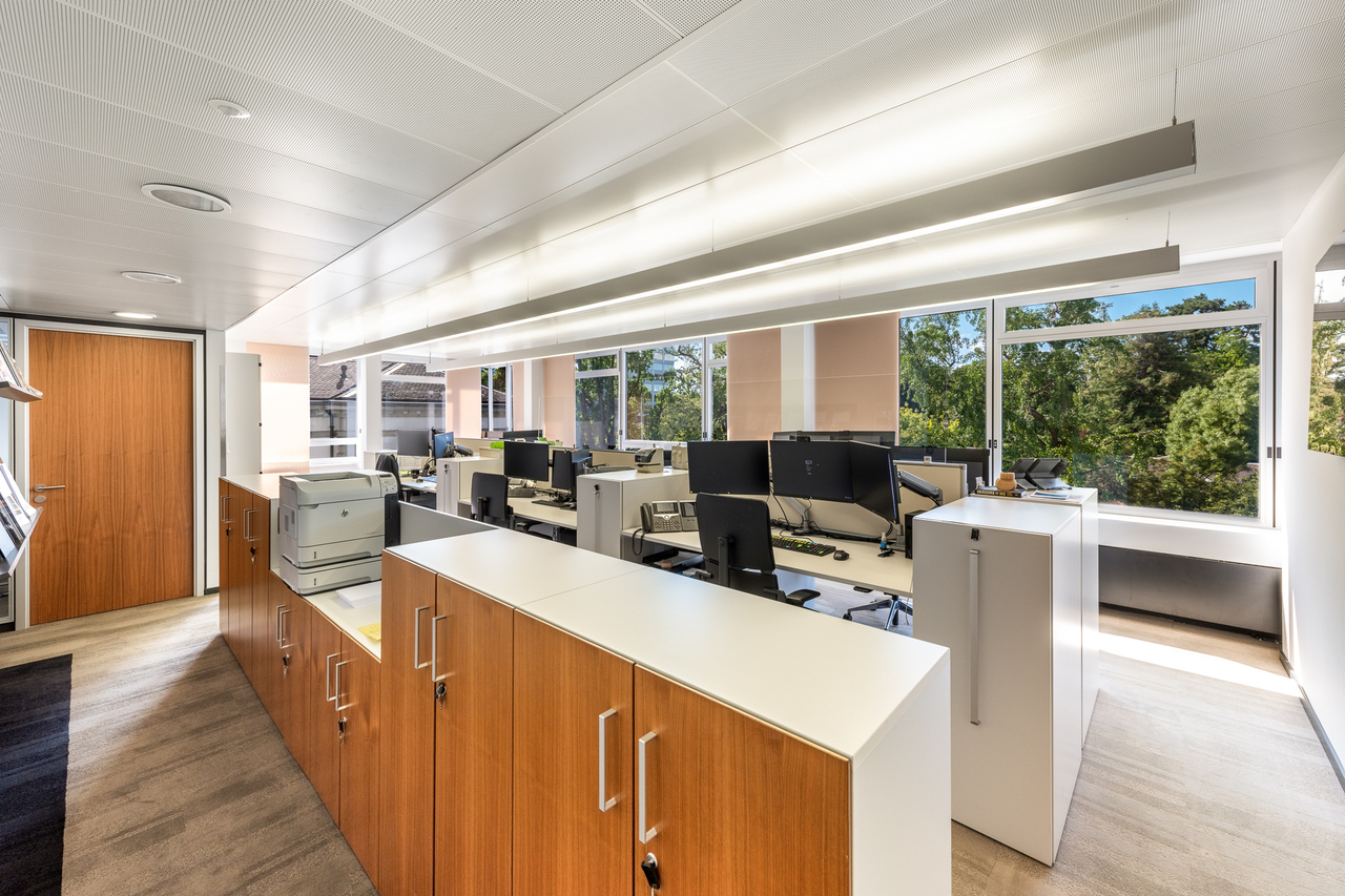 325m² office