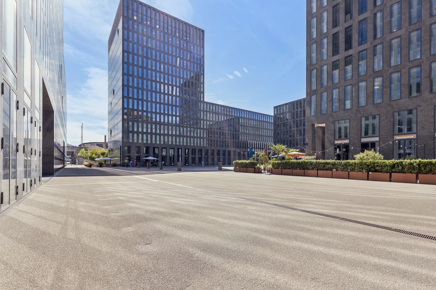 649m² office