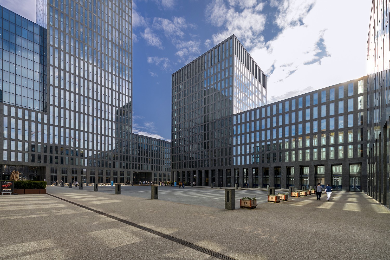 649m² office