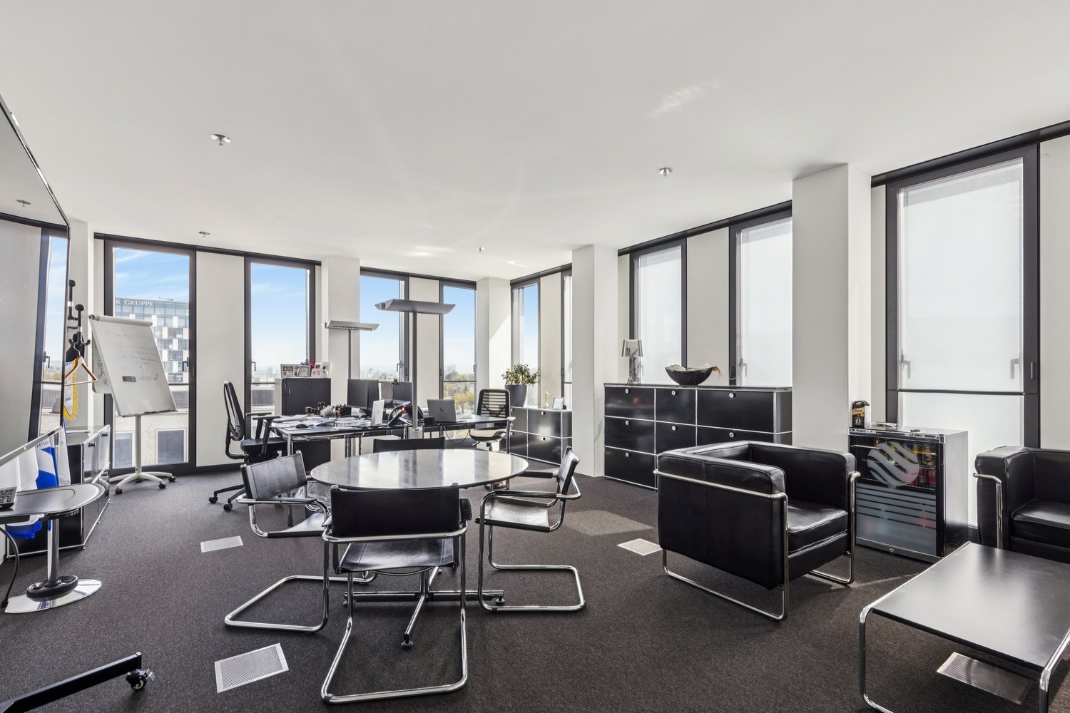 649m² office