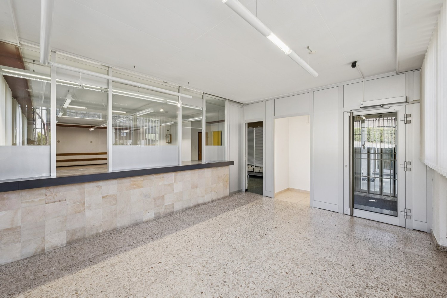 102m² office