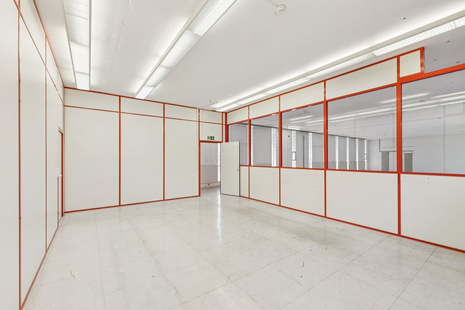 266m² office