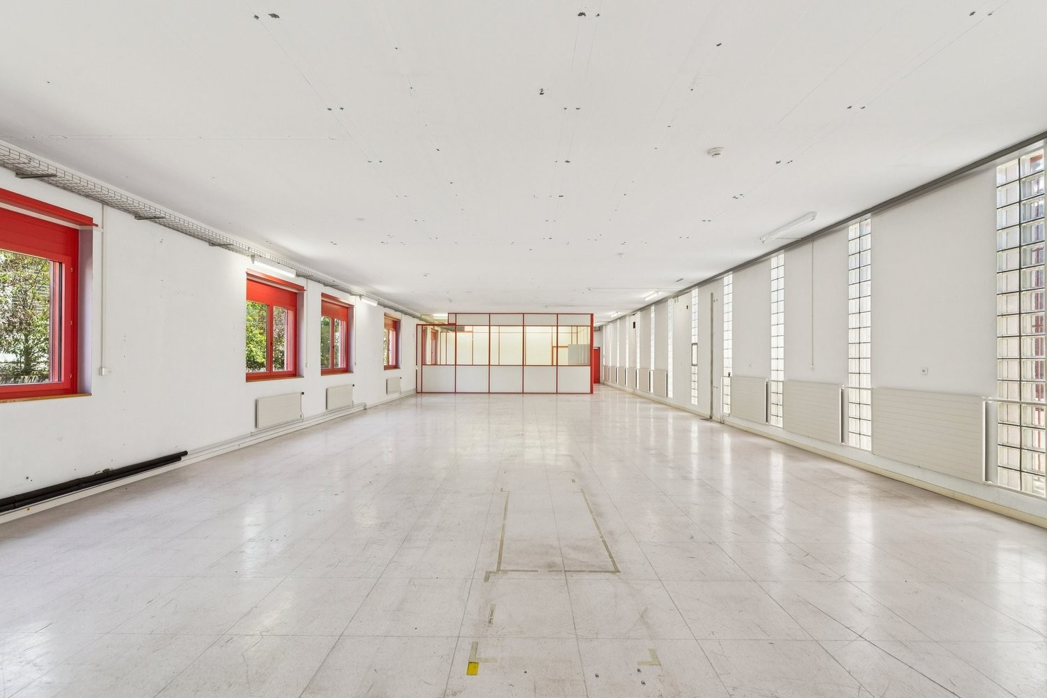 266m² office