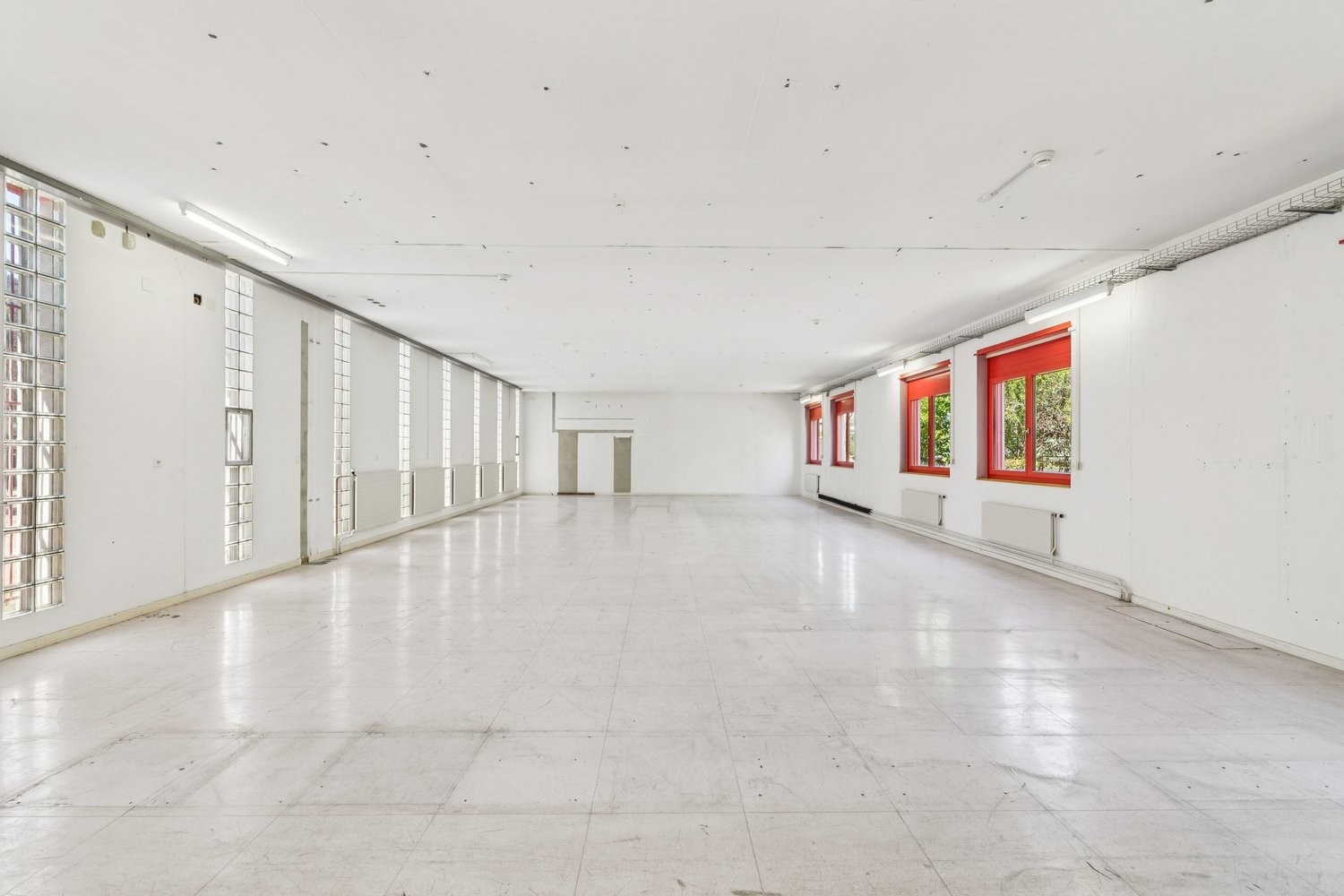266m² office