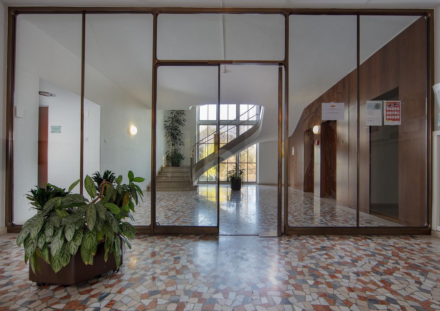 80m² office
