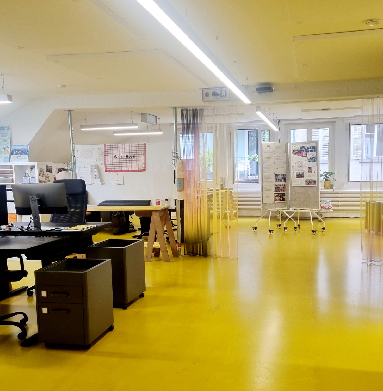 Bureau, photo 1 sur 2