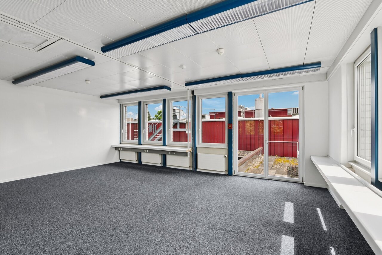 318m² office