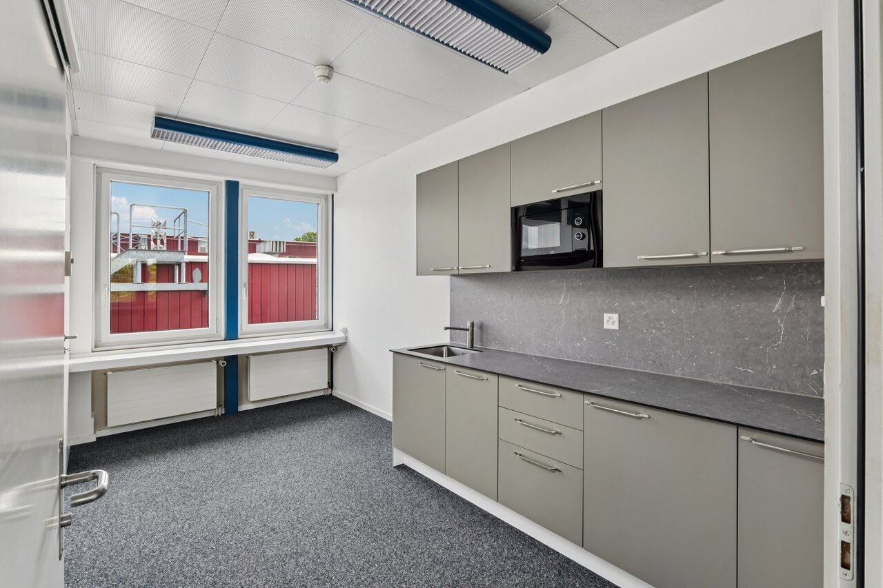 318m² office