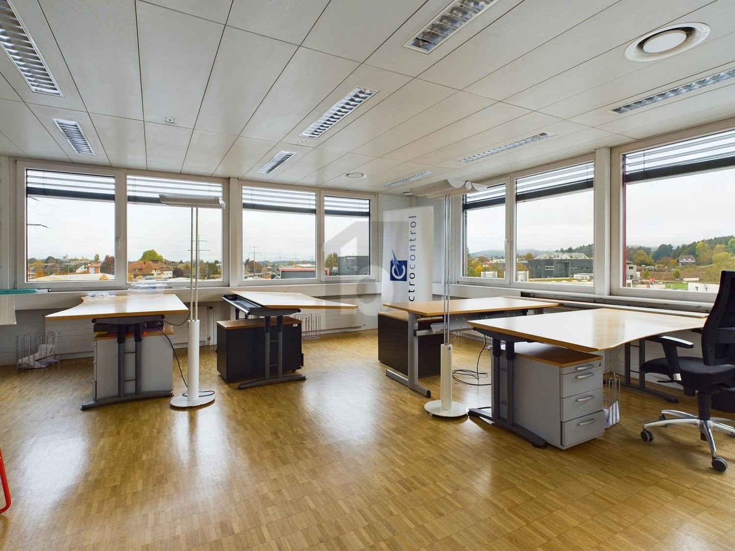 330m² office