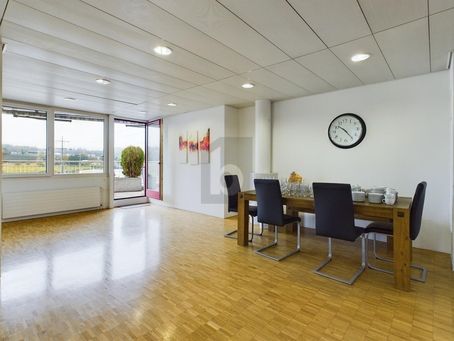330m² office
