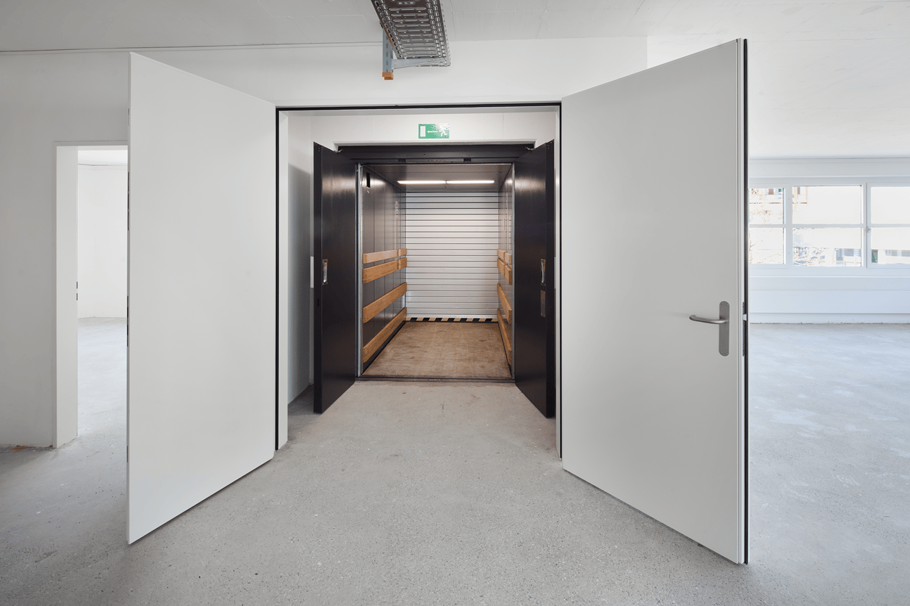 1216m² office